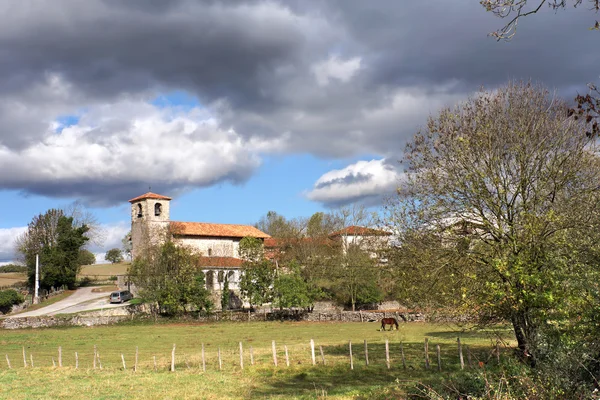 Dorp op platteland met kerk — Stockfoto