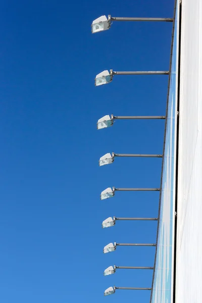 Destaques contra o céu azul — Fotografia de Stock