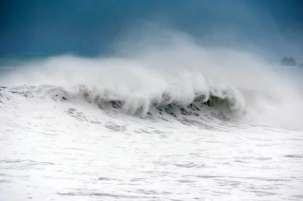 Mar agitado com grande onda quebrando — Fotografia de Stock