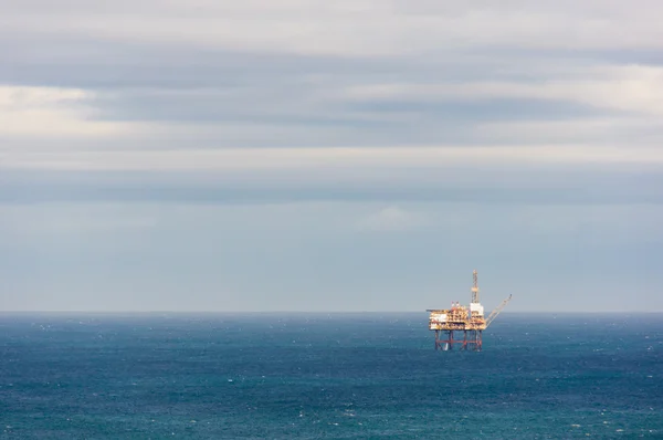 Plate-forme de forage de plate-forme pétrolière sur la mer à Bermeo — Photo