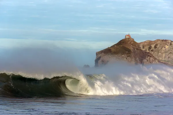 Rompiendo enormes olas en el País Vasco —  Fotos de Stock