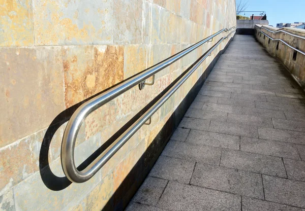 Metal railings on slope of pedestrian walkway — Stock Photo, Image