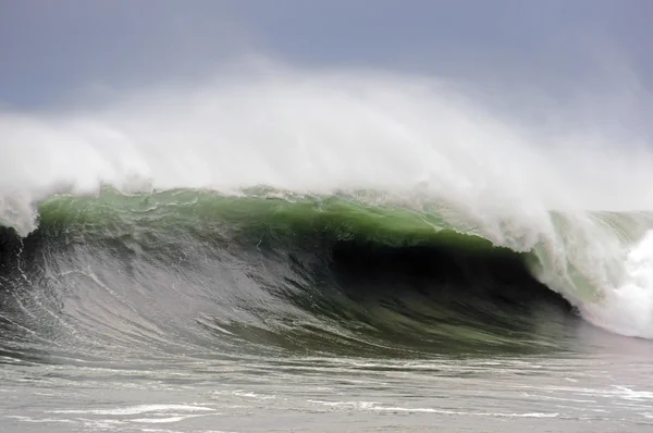 Mar agitado com grande onda quebrando — Fotografia de Stock