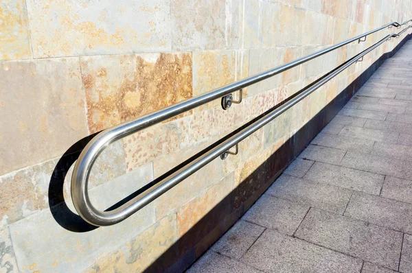 Metal railings on slope of pedestrian walkway — Stock Photo, Image