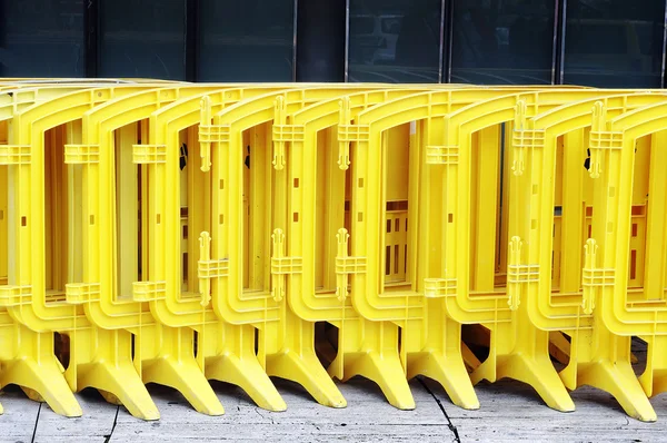 Barrière jaune en plastique dans une rangée — Photo