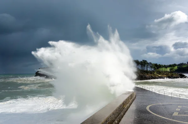 Big wave breaking on breakwater — Stock Photo, Image