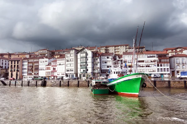Porto de Lekeitio com alguns navios de pesca e barcos — Fotografia de Stock