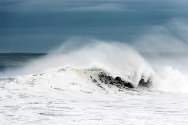 Mar agitado con grandes olas rompiendo — Foto de Stock