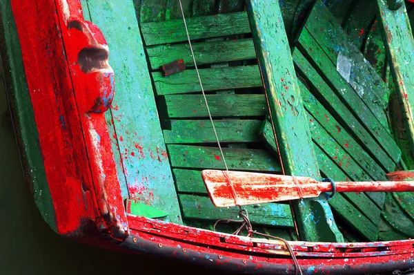 Rames rouillées dans un vieux bateau en bois — Photo