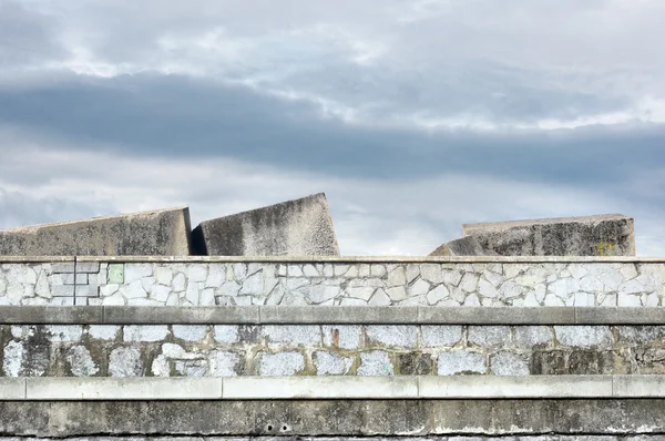 Blocs de pierre dans le quai pour protéger contre la mer — Photo