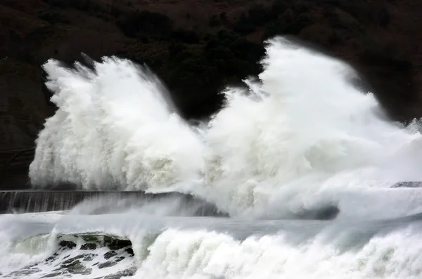 Μεγάλα κύματα σπάσιμο στο λιμενοβραχίονα — Φωτογραφία Αρχείου