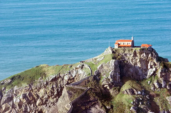 San juan de gaztelugatxe ostrov a kostel v bermeo — Stock fotografie