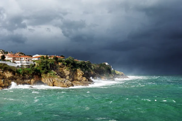 Costa lekeitio con tormenta y mar agitado — Foto de Stock