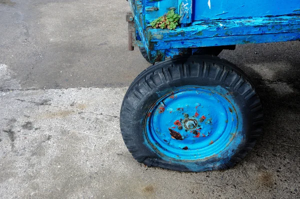 Deflated tire with wheel flat — Stock Photo, Image