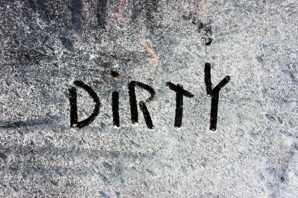 Tozlu bir pencere üzerinde kirli kelime — Stok fotoğraf
