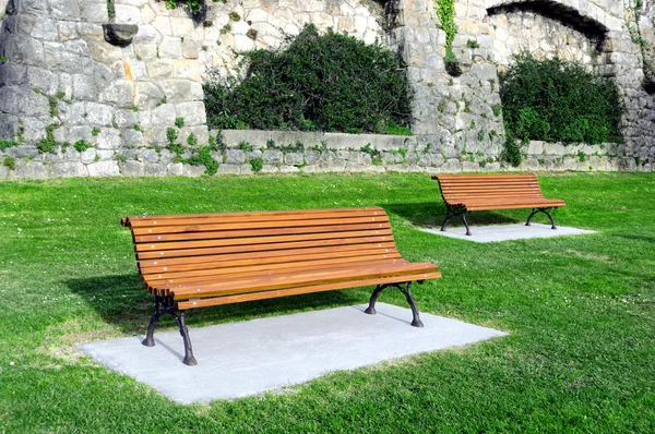 Bancs en bois sur un jardin — Photo