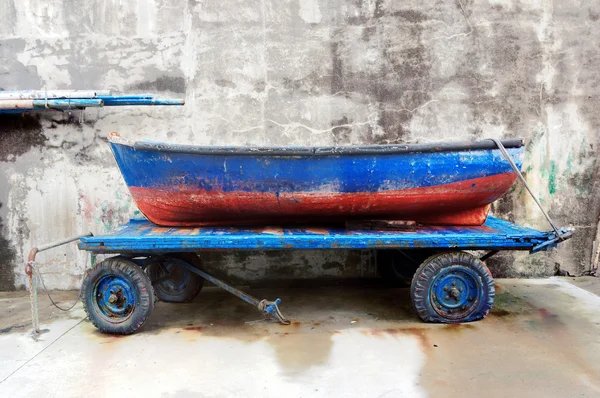 Barco de pesca en el carro —  Fotos de Stock