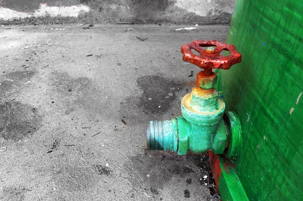 Rusty valve on industrial tank — Stock Photo, Image