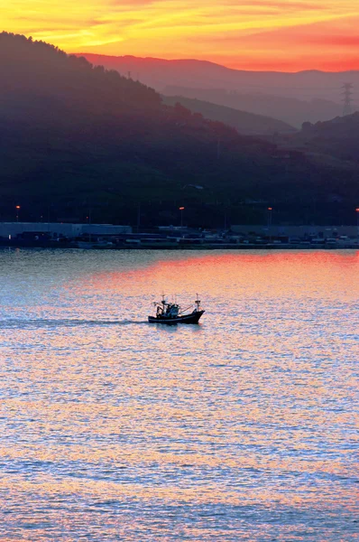 Połowowej statku w morze o zachodzie słońca — Zdjęcie stockowe