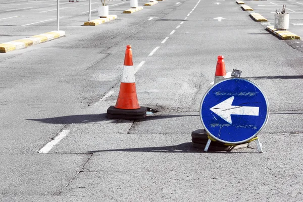 Segnale deviazione stradale e coni buca dovuta — Foto Stock