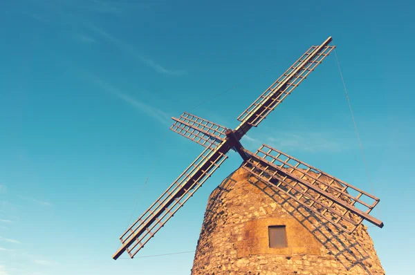 风车在西班牙与老式的影响 — 图库照片