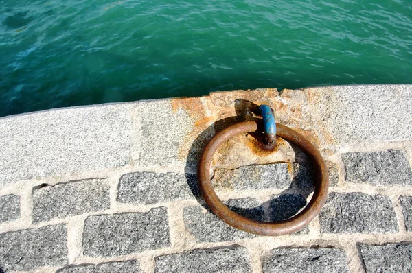 Förtöjning ringen på docka — Stockfoto