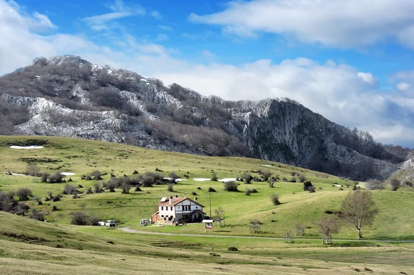 Vakantiehuis in de bergen — Stockfoto