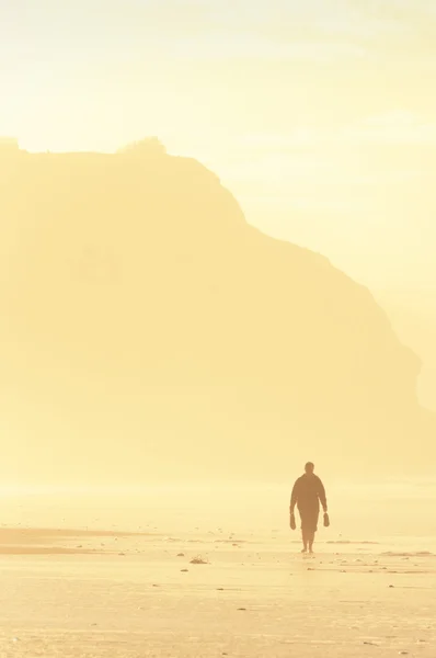 寂寞的人在海滩上行走 — 图库照片