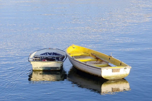 Bunte Boote mit lebendigen Farben — Stockfoto