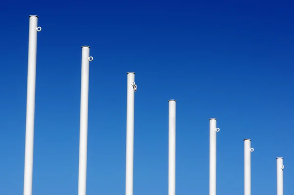 Leere weiße Fahnenmasten — Stockfoto