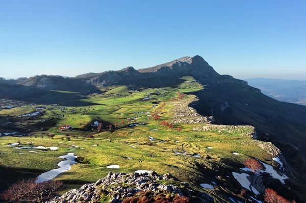 Prados rodeados por montanhas em Gorbea. País Basco — Fotografia de Stock