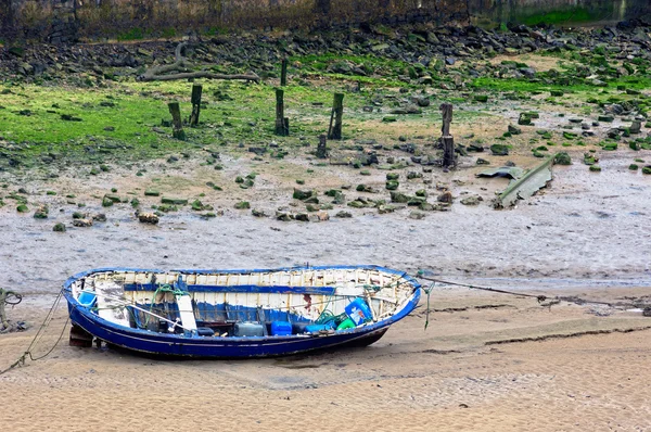 Barco de madera varado en la arena debido a la marea baja —  Fotos de Stock