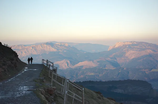 Silhouette von Menschen, die in den Bergen wandern — Stockfoto