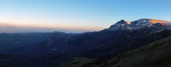 Panorama of Gorbea mountain at sunset — Stock Photo, Image