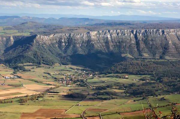 Sierra salvada y valle con pueblo Delika — Foto de Stock