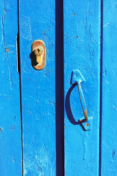 Poignée et serrure sur la porte — Photo