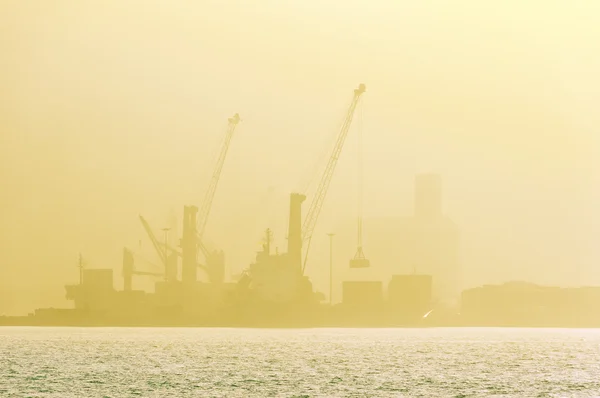 Industriegebiet mit Kränen — Stockfoto