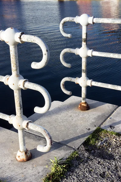 Balustrades in de buurt van water — Stockfoto