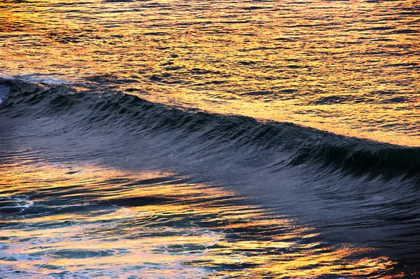 Wave breaking at sunset — Stock Photo, Image