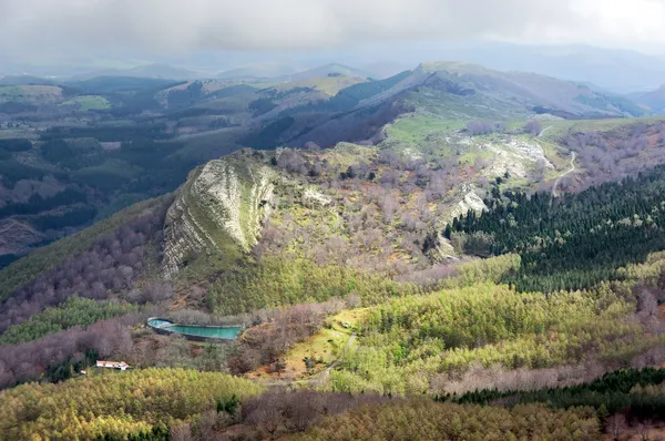 Горный пейзаж с водохранилищем — стоковое фото