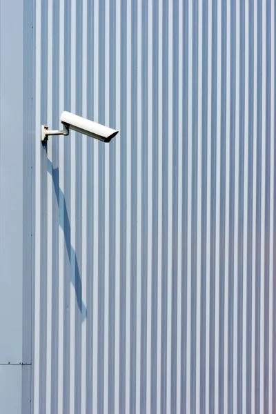 Beveiliging camera op industriële wand — Stockfoto