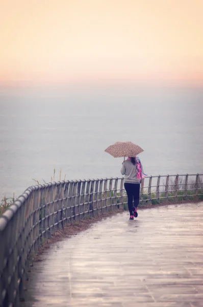 Дівчина ходить з парасолькою — стокове фото