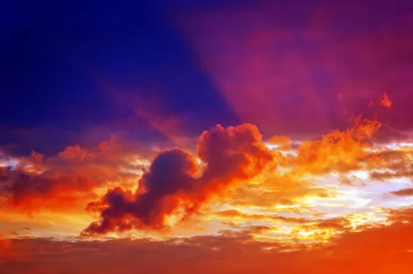 Cloudscape bij zonsondergang met zonnestralen — Stockfoto