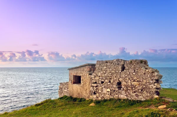 Ruinerna av bunker nära havet — Stockfoto