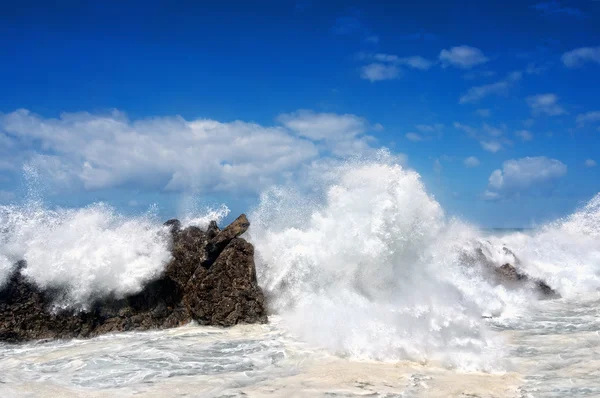 Waves breaking on rocks — Stock Photo, Image