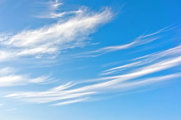 Cirrus bulutlar ve mavi gökyüzü — Stok fotoğraf