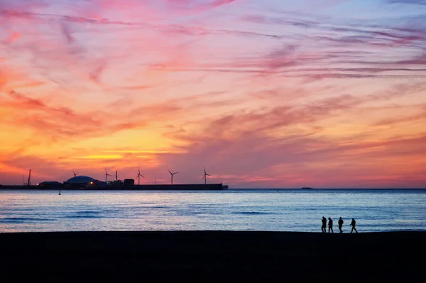 Freunde Silhouette Spaziergang am Strand bei Sonnenuntergang — Stockfoto