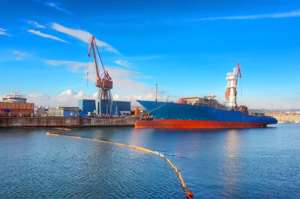 Schiff legt im Hafen an — Stockfoto