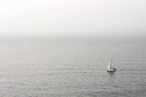 Velero solitario en el agua —  Fotos de Stock