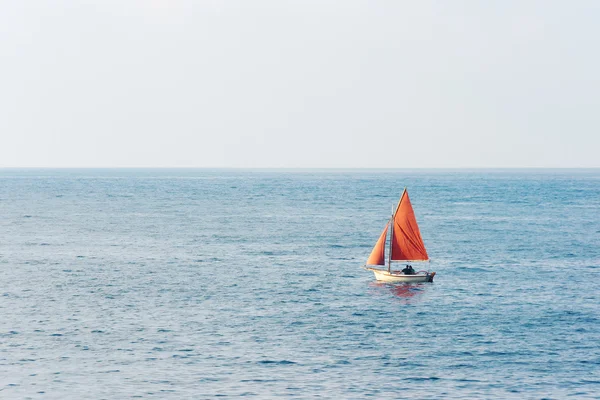 Petit voilier sur l'eau — Photo